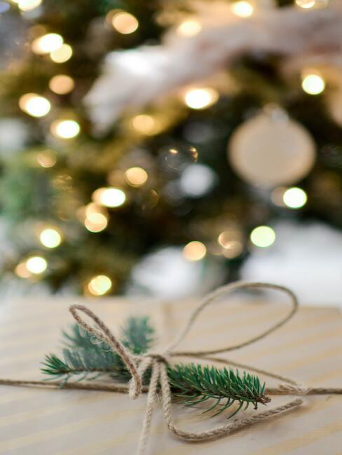Kerstkaarten maken Een lint met een takje als kerstversiering