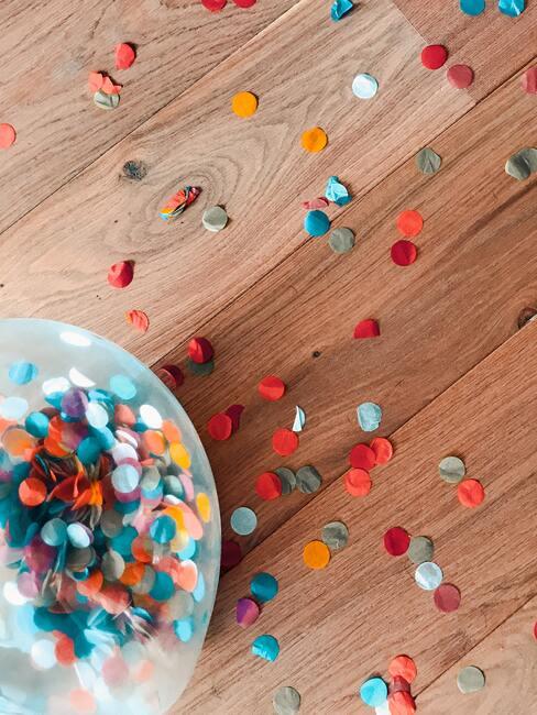 Confetti op de vloer