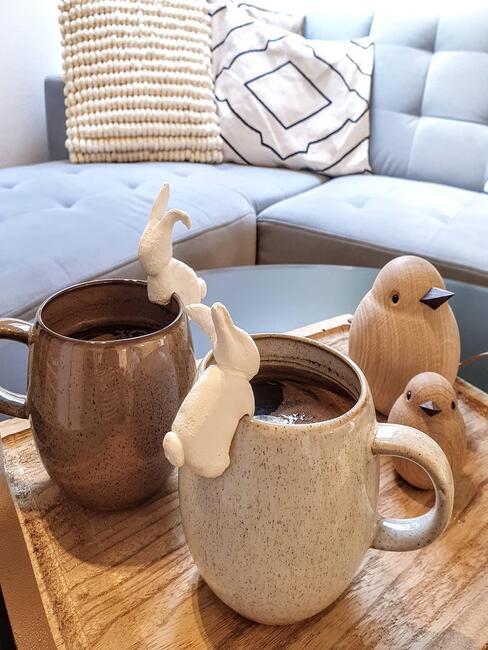 Zelf gekleiden konijntjes voor op een koffiemok