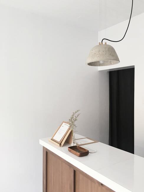 Houtsoorten: witte sidetable met fotolijstje en modern hanglamp