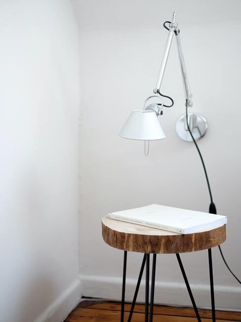 Kruk met metalen poten en witte hanglamp