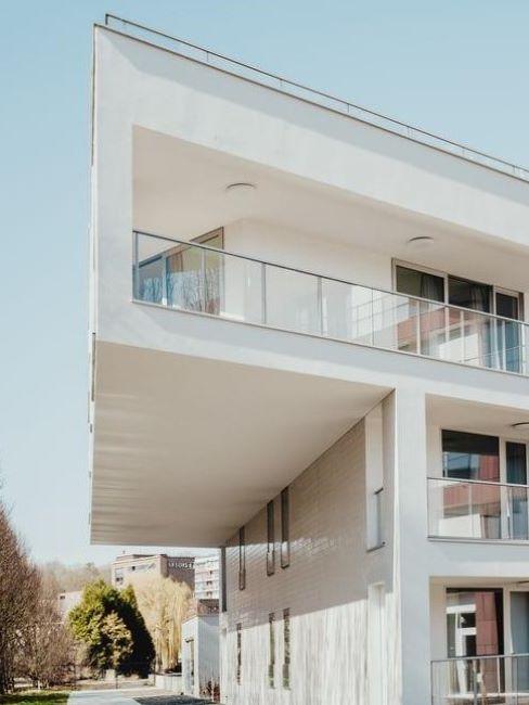 Witte buitenmuur van modern appartementencomplex