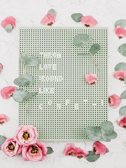 Valentijnscadeau Pinbord met witte letters en bloemen