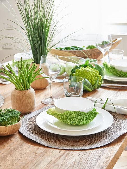 Groene en witte ingedekkte tafel