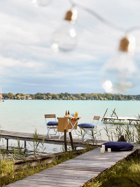 glamping aan het water met een houten balkonset