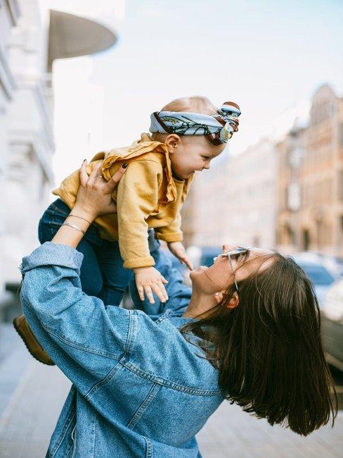 Baby 1 jaar vastgehouden door moeder