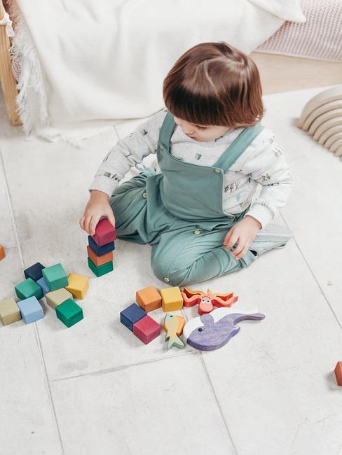 baby 1 jaar spelend met blokken