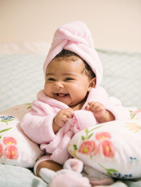 baby in badjas met blij gezicht