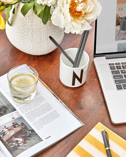 mok met de letter N en laptop