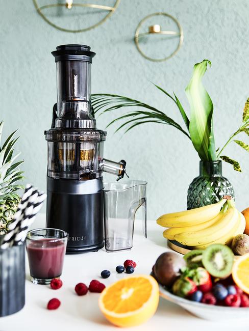 Detox4 shaker en fruit op tafel