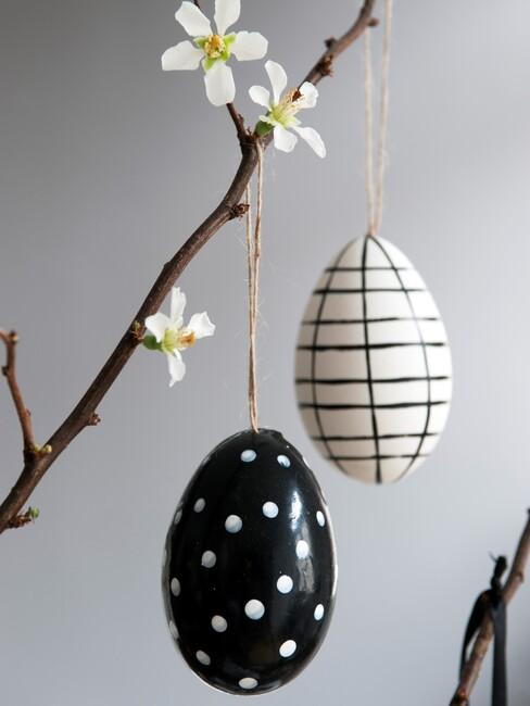 zwar-witte paaseitjes als decoratie