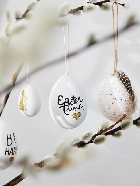 zelf beschilderde eitjes aan paastak