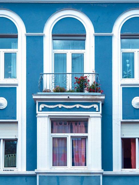 Blauwe gevel met frans balkon en witte details