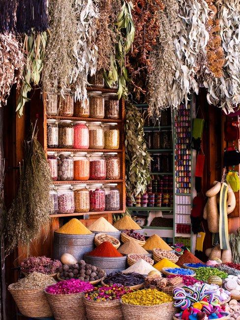 Ramadan-spices Kleurrijke kruidenwinkel met gedroogde bloemen