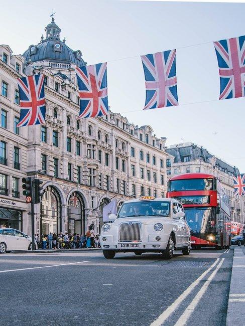 Huwelijksaanzoek Londen bus en taxi met britse vlaggen