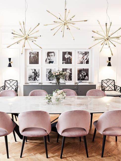 Fluwelen stoelen in roze en hanglamp in goud kleur