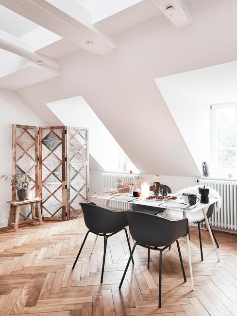 Moderne eethoek in woonkamer in wit met zwarte stoelen