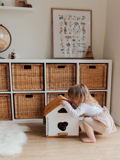 Babyspeelgoed in mandjes in kinderkamer