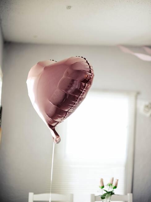 hartvormige roze ballon voor valentijnsdag