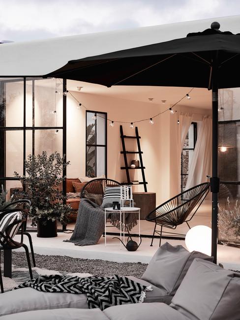 Balkon met zwarte parasol en loungeset