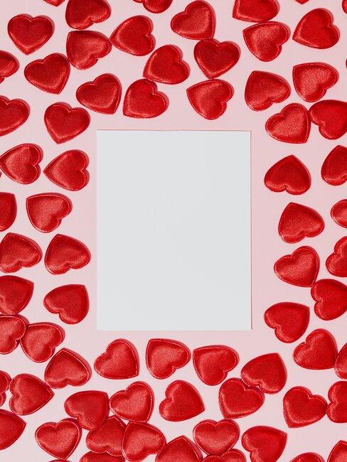 Valentijnskaart omringd met rode rozen