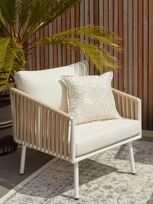 houten fauteuil op balkon