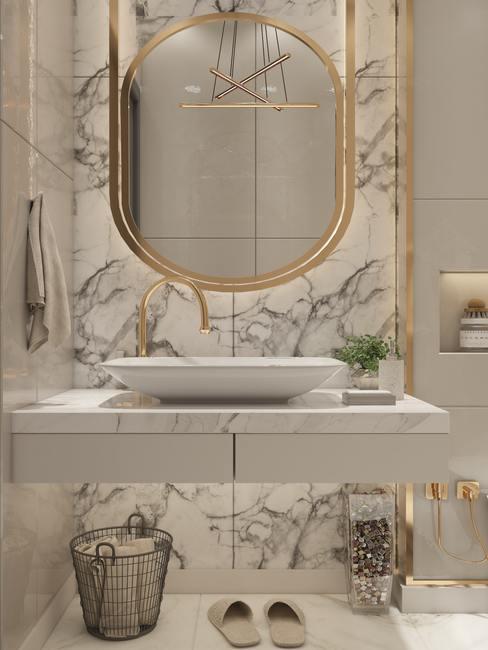 witte badkamer met gouden ronde spiegel
