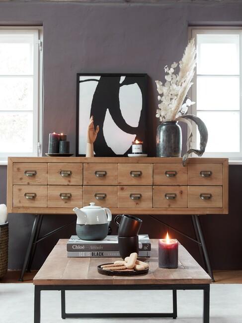 houten dressoir voor taupe kleur muur in woonkamer