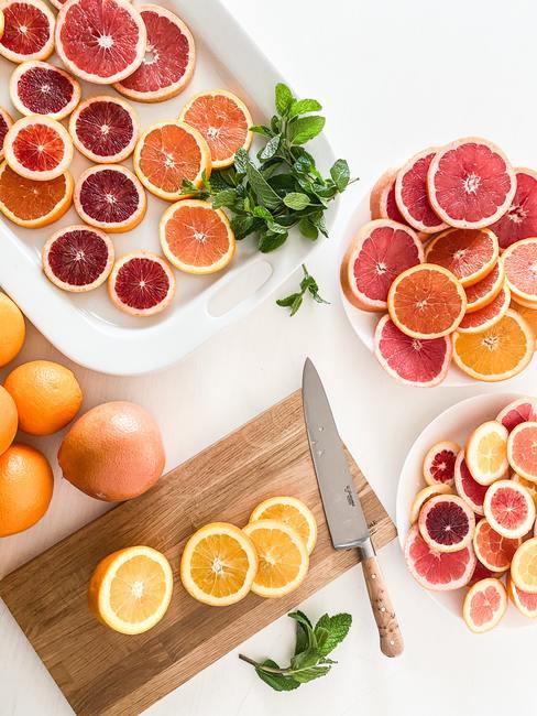 houten plank met fruit en hapjes