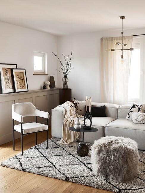 plaids over een witte bank in woonkamer