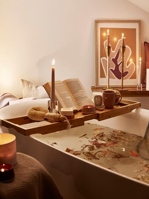 badkamer met kaarsen en een bad met rozenblaadjes