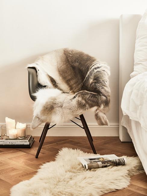 grijze stoelen met aaibaar kleed