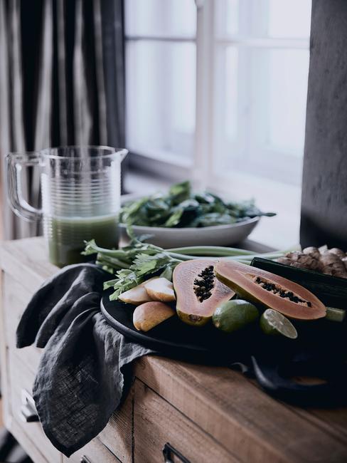 kom met fruit en groene detox shake