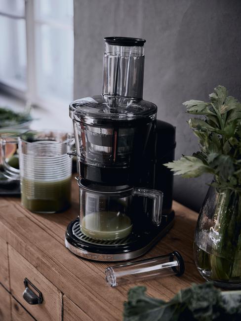 close-up shaker met groene shake