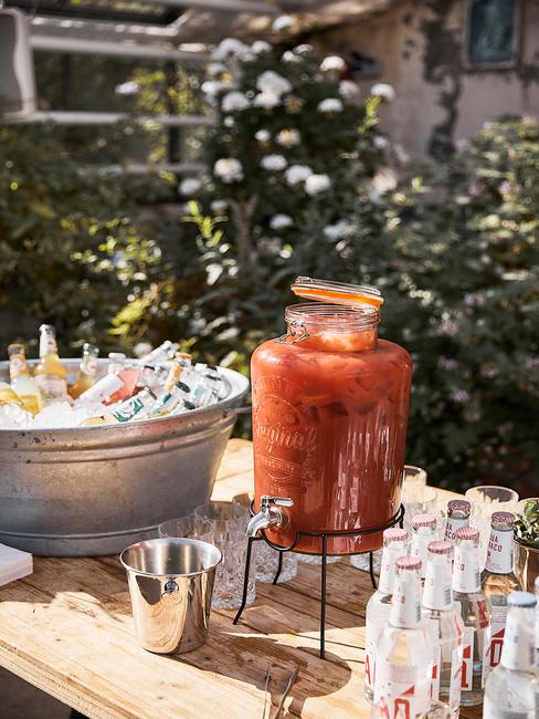 Close-up zomer feestje met drankdispenser en ijsemmer vol drank
