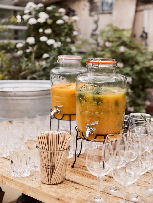 Detox drankdispensers , glazen en ijsemer op tafel