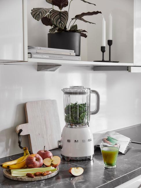 Close-up smeg mixer op keukenblad met houten plank en fruit