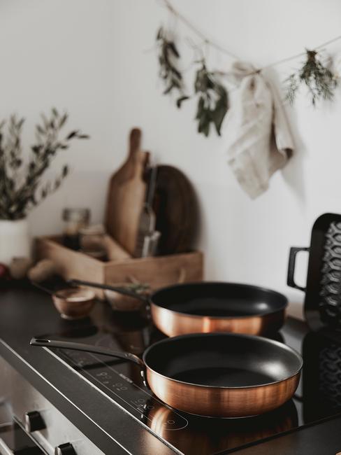 Oven schoonmaken: pannen op een gasfornuis
