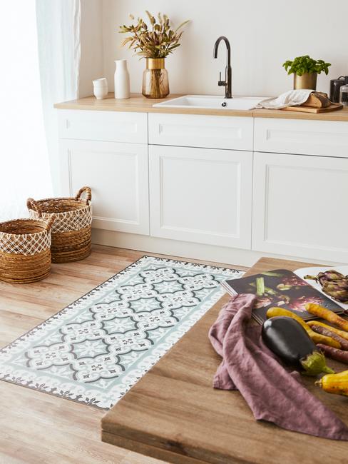 landelijke keuken met witte kastjes en zwarte kraan