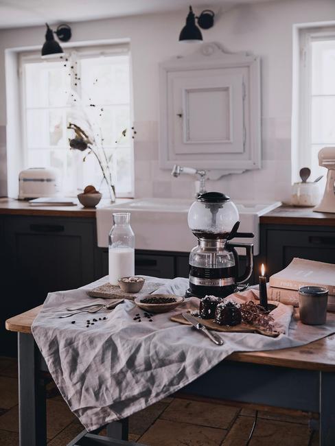 landelijke keuken met zwarte accenten