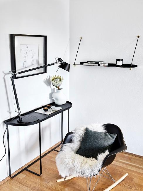 zwart bureau met een zwarte plank en zwarte schommelstoel