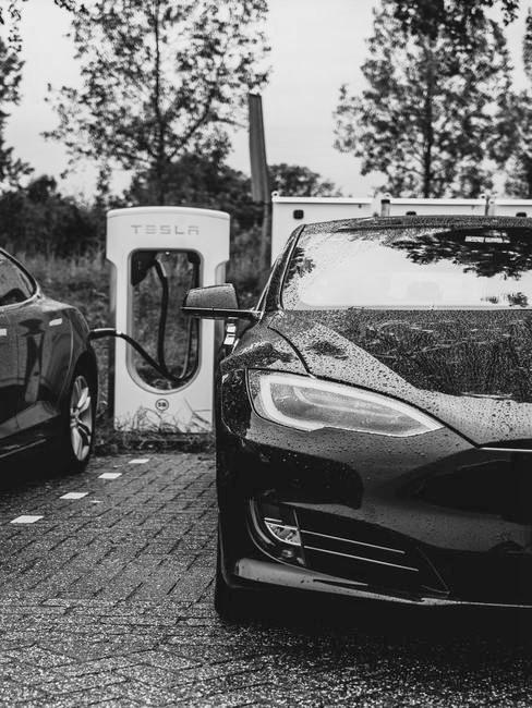 Elektrisch rijden in een zwarte Tesla