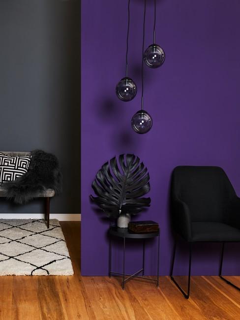 Indigo kleur op wand in woonkamer met wit tapijt en zwarte meubels