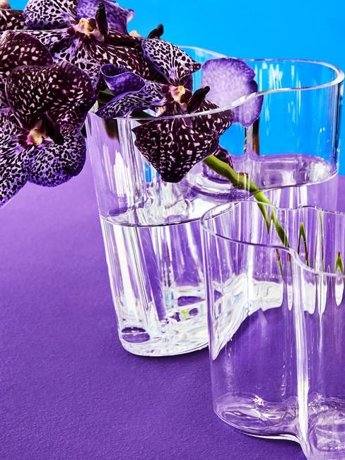 Indigo kleur op tafel met glazen vaas en bloemen