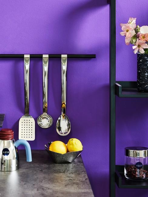 Indigo kleur op muu rin keuken met zilveren keukenaccessoires