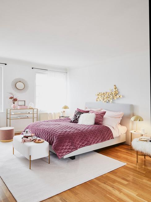 Indigo plaid op een beige bed