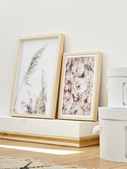 Printen in decoratieve houten frame op sidetable