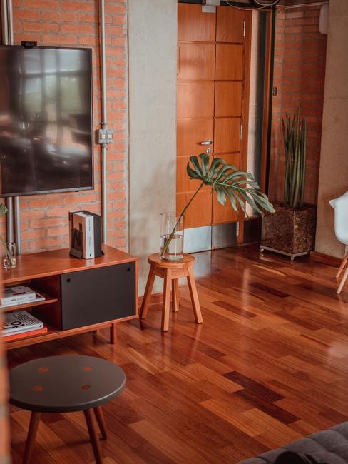 Houten vloer met een houten televisiemeubel