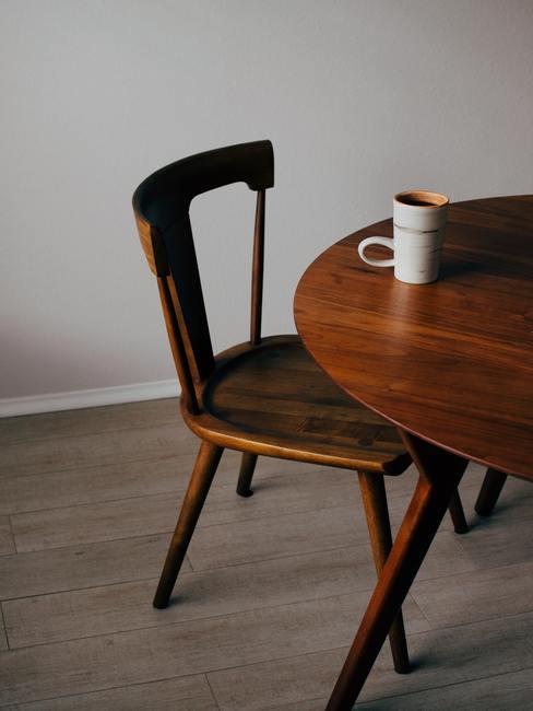 houten vloer met een houten stoel en houten ronde tafel