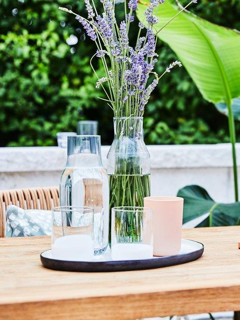 GezondeLeefstijlHeader Gezonde Leefstijl met een fles water op een houten buitentafel
